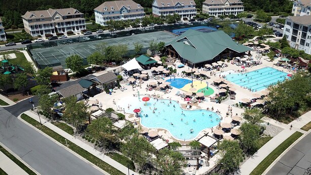 Un complexe hôtelier doté de plusieurs piscines, d’un espace de jeux pour enfants et de divers espaces de détente en plein air.