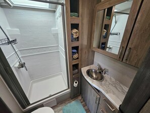 Douche, serviettes fournies, savon, papier toilette