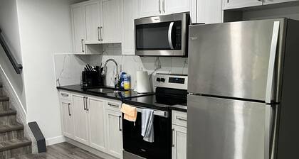 Private entrance, Nice and Cozy 1 bedroom suite near West Edmonton Mall (WEM)