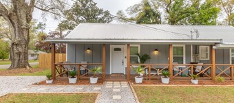 Cozy Duplex Retreat - Beaches, Hospital, Dining