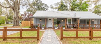 Cozy Duplex Retreat - Beaches, Hospital, Dining