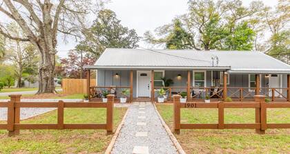 Cozy Duplex Retreat - Beaches, Hospital, Dining