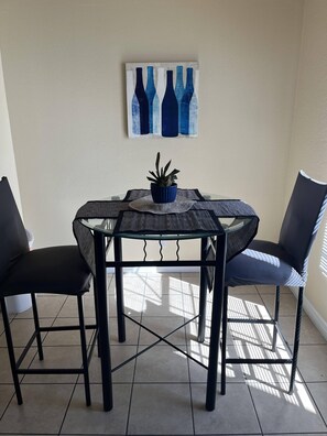 Dining - Cozy 2BR House - Las Vegas, NV - 10 Minutes away from the Las Vegas Strip! (Las Vegas)