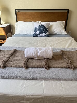 2 bedrooms, iron/ironing board, WiFi, bed sheets - Cozy 2BR House - Las Vegas, NV - 10 Minutes away from the Las Vegas Strip! (Las Vegas)