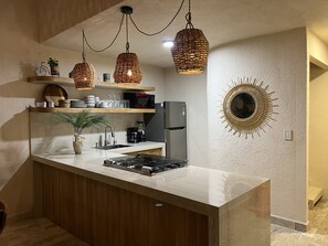 Kjøleskap, mikrobølgeovn, ovn og kokeplater