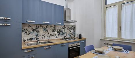 Een koelkast, een oven, een kookplaat, een vaatwasser