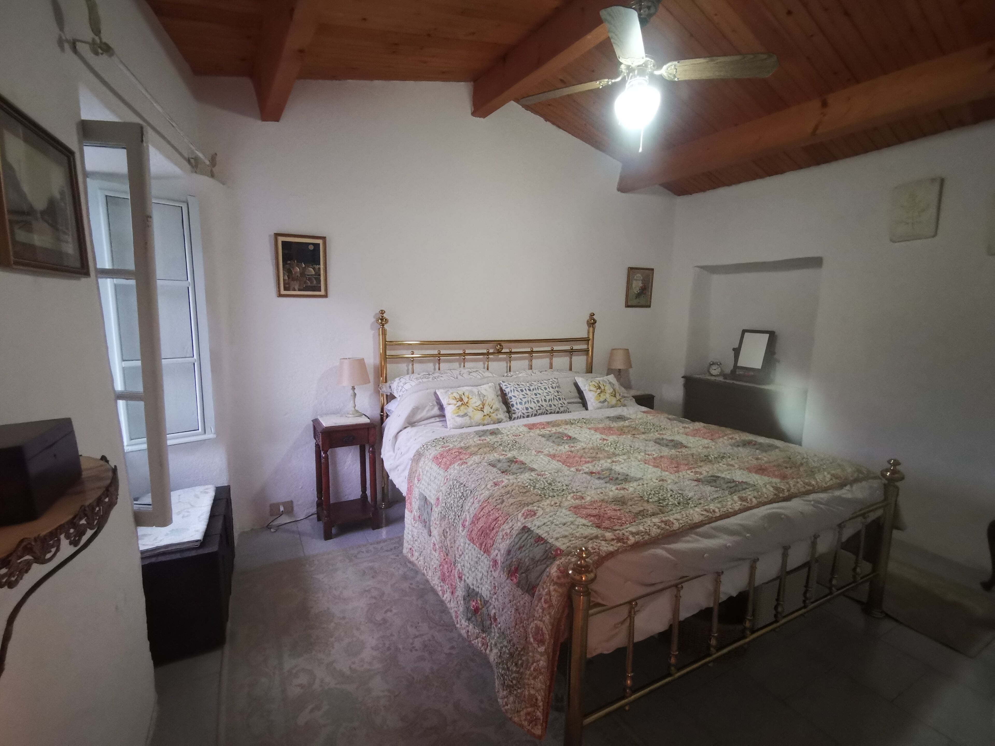 2 slaapkamers, een strijkplank/strijkijzer, wifi, beddengoed