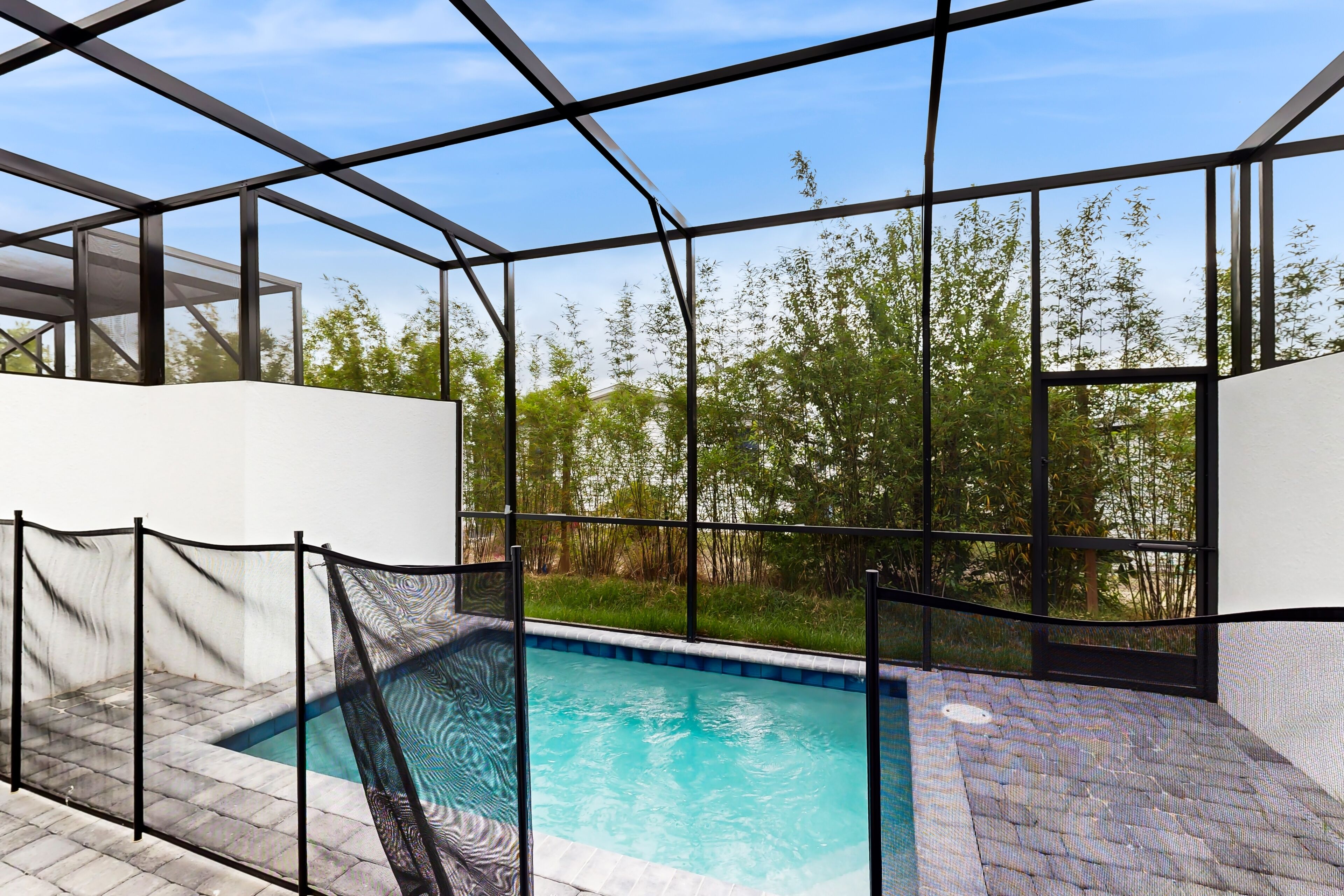 Inviting townhouse with amazing pool, screened lanai, & washer/dryer
