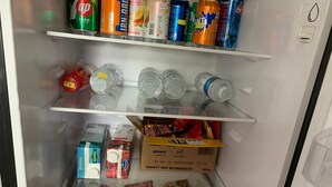 Ein gut sortierter Kühlschrank mit Getränken, Snacks und einer Auswahl an Produkten.