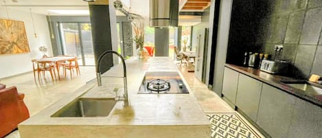 Refrigerador, microondas, horno y parrilla de estufa