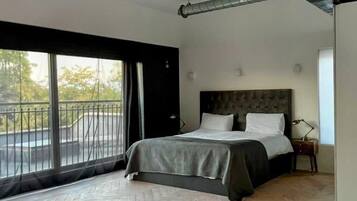 8 bedrooms, WiFi, bed sheets