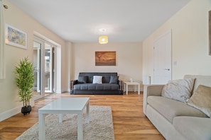 TV - 3 Bed - Sleeps 7 - Hot-Tub - Free Parking (Hornchurch)