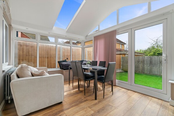 Dining - 3 Bed - Sleeps 7 - Hot-Tub - Free Parking (Hornchurch)