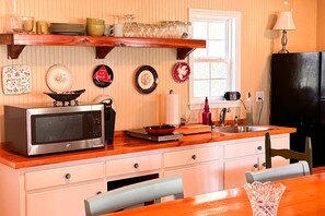 Réfrigérateur, micro-ondes, plaque de cuisson, cafetiÚre/bouilloire