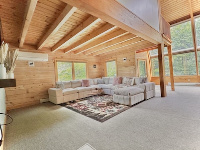 Luxurious country retreat for a family, couple or professional group!