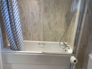 Douche, sèche-cheveux, serviettes fournies