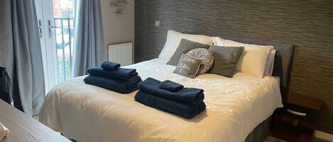 3 bedrooms, iron/ironing board, WiFi, bed sheets