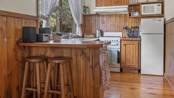 Traditional Cottage | Private kitchen | Fridge, microwave, oven, coffee/tea maker