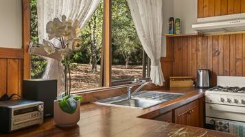 Traditional Cottage | Private kitchen | Fridge, microwave, oven, coffee/tea maker
