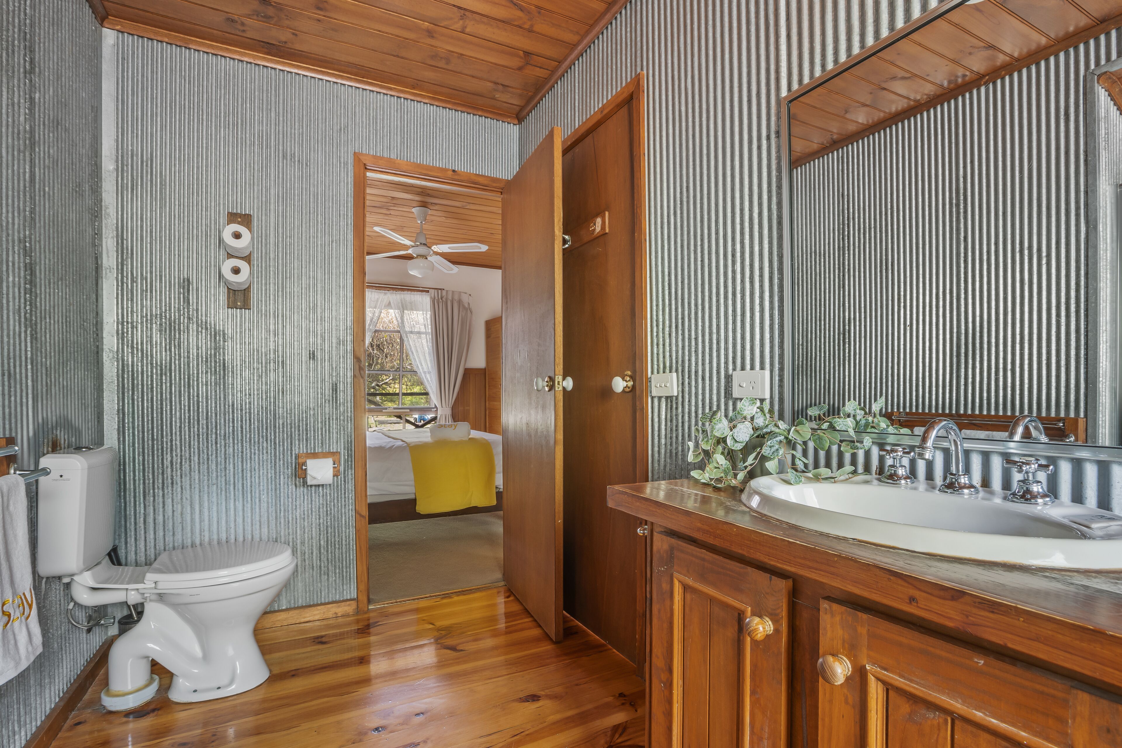 Cottage truyền thống | Phòng tắm | Bồn tắm và buồng tắm vòi sen riêng, máy sấy tóc, khăn tắm, xà phòng 