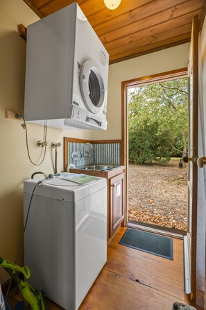 Traditional Cottage | Laundry - StayAU Lakeview Cottage 2BR Cozy Nature (Badger Creek)