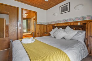 Room - StayAU Lakeview Cottage 2BR Cozy Nature (Badger Creek)