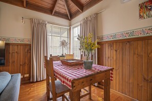 Dining room - StayAU Lakeview Cottage 2BR Cozy Nature (Badger Creek)