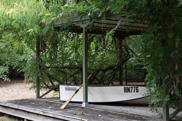 A covered boat dock with a wooden bench and a sign reading "Port-Bott". - StayAU Lakeview Cottage 2BR Cozy Nature (Badger Creek)