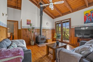 Casa de campo tradicional | Sala de estar | Televisión LED, chimenea, reproductor de DVD y estación para iPod 