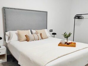 2 bedrooms, iron/ironing board, internet, bed sheets