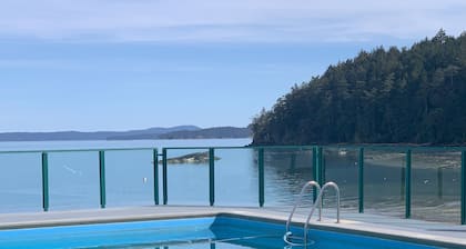 Beach Bliss oceanfront king studio. Balcony, pool, hot tub, dock. Avail Sept7-27