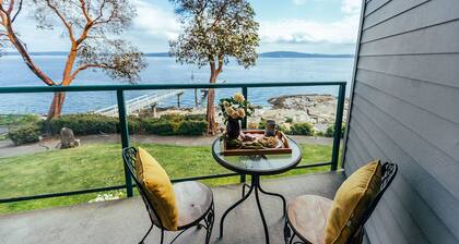 Beach Bliss oceanfront king studio! Balcony, stunning view, pool, dock & hot tub