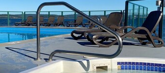 Beach Bliss oceanfront king studio. View, balcony, pool & hot tub. Fall rates!