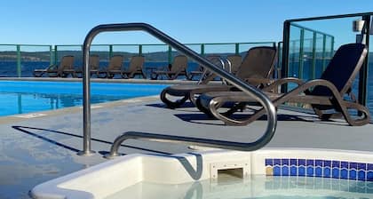 Beach Bliss oceanfront king studio. View, balcony, pool & hot tub. Fall rates!