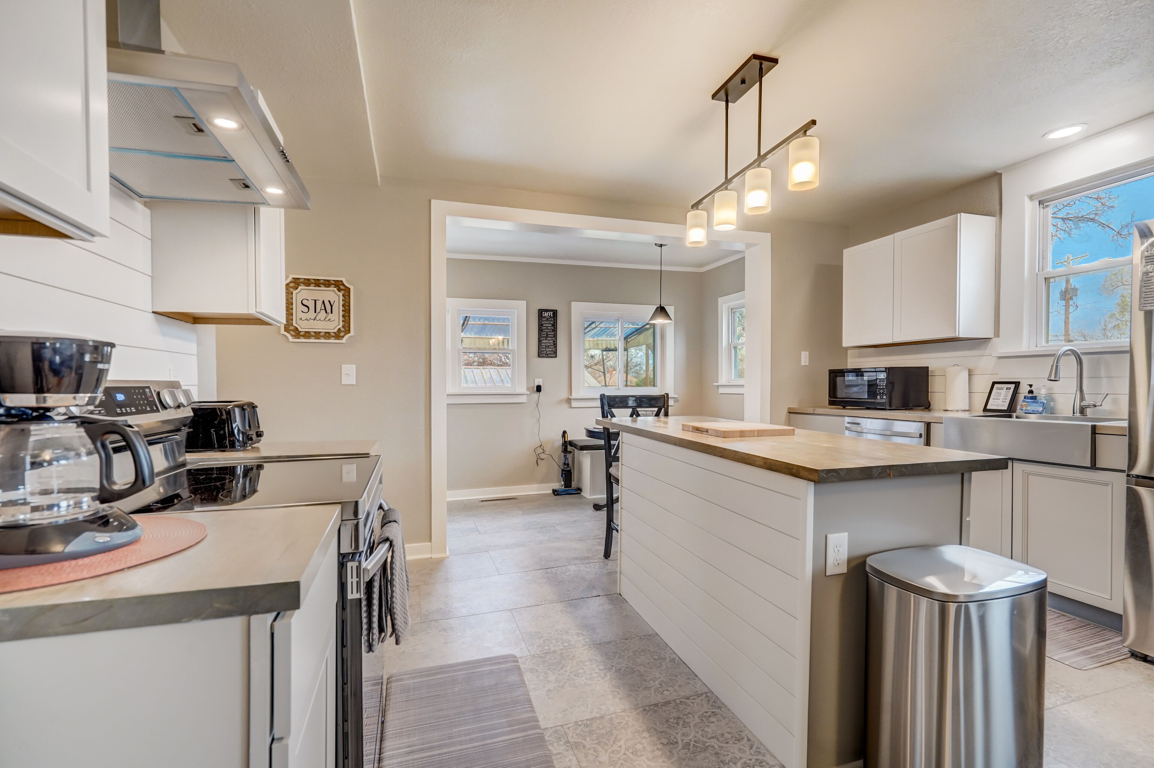 Kühlschrank, Mikrowelle, Ofen, Geschirrspüler