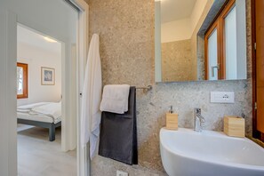 Dusche, Haartrockner, Handtücher