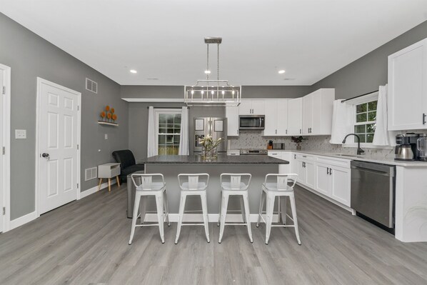 Réfrigérateur, micro-ondes, plaque de cuisson, lave-vaisselle