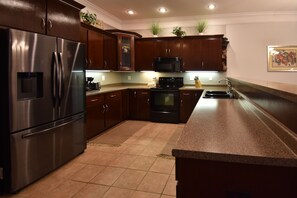 Een koelkast, een magnetron, een oven, een kookplaat