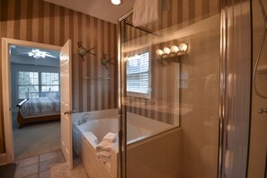 Een haardroger, handdoeken