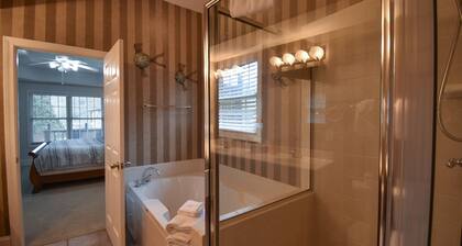 Lake-view ground-level condo with pool, jetted tub - walk to marina/restaurants