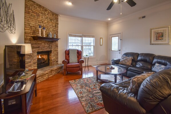 Een televisie en een open haard