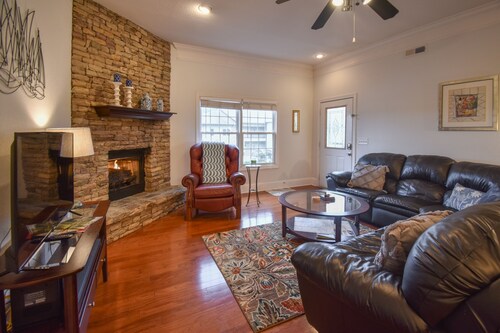 Lake-view ground-level condo with pool, jetted tub - walk to marina/restaurants