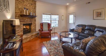 Lake-view ground-level condo with pool, jetted tub - walk to marina/restaurants