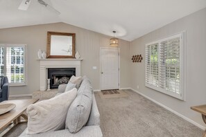 テレビ、DVD プレーヤー