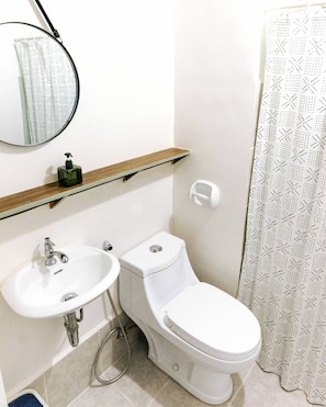 Douche, sèche-cheveux, bidet, serviettes fournies