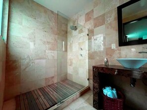 Asciugacapelli, asciugamani, sapone, shampoo