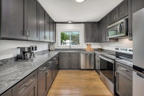 Fridge, microwave, oven, stovetop - Feel the Coastal Breeze from your Porch, Beach 1 Block Away (Saint Simons Island)