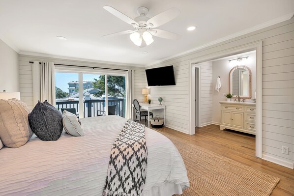 3 bedrooms, iron/ironing board, free WiFi, bed sheets - Feel the Coastal Breeze from your Porch, Beach 1 Block Away (Saint Simons Island)
