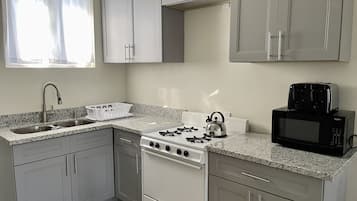 Departamento Deluxe | Cocina privada | Refrigerador con congelador, microondas, horno y utensilios de cocina
