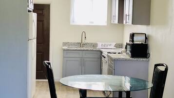 Departamento Deluxe | Cocina privada | Refrigerador con congelador, microondas, horno y utensilios de cocina